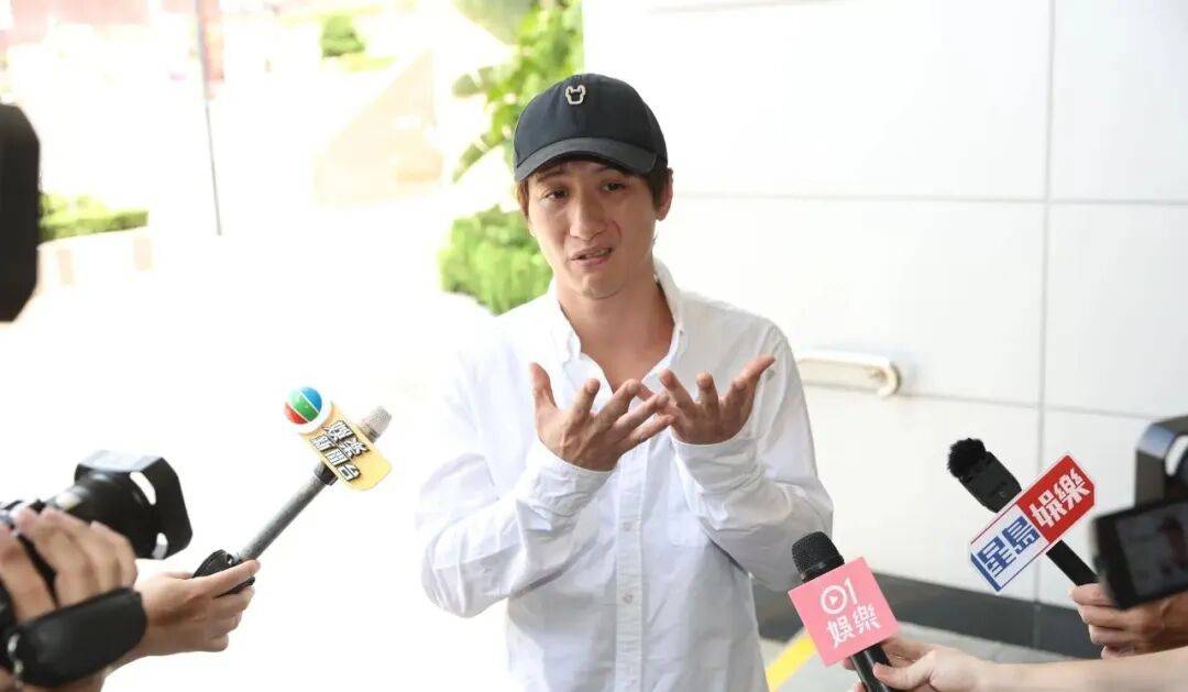 神反转!香港男星与圈内女友隔空互曝黑料,火速复合当街拥吻