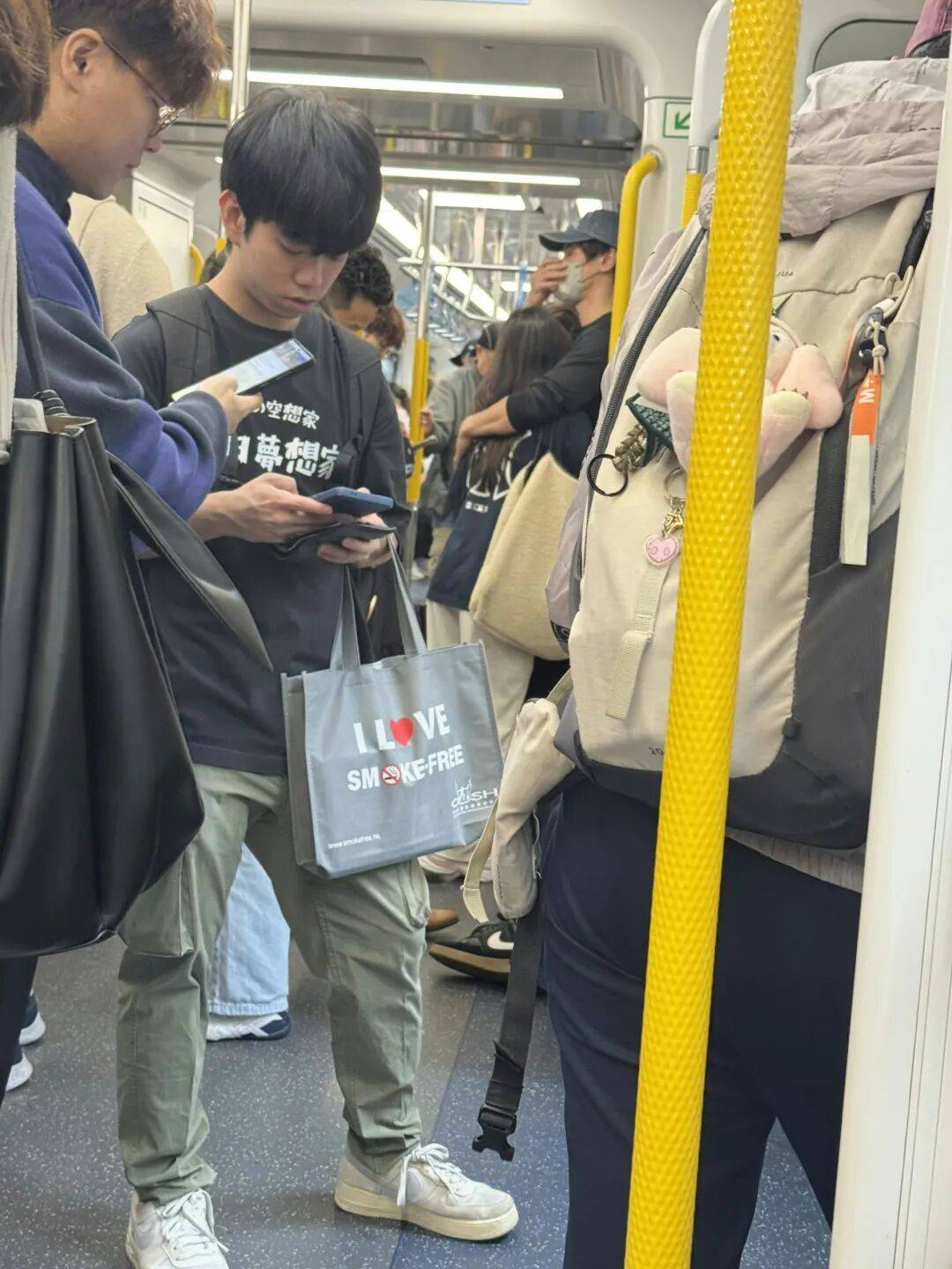 神反转!香港男星与圈内女友隔空互曝黑料,火速复合当街拥吻