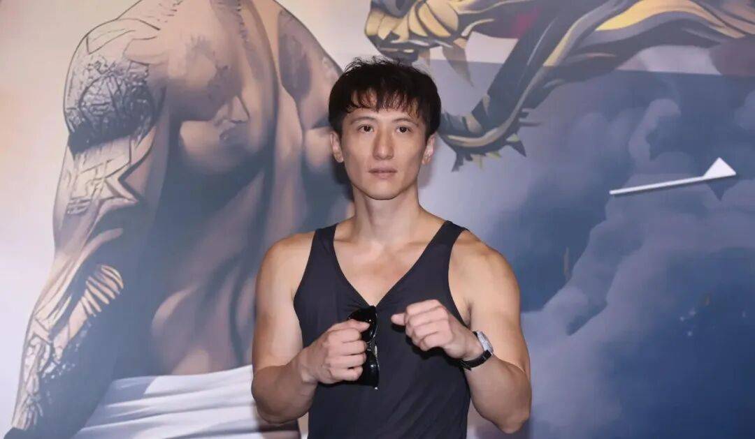 神反转!香港男星与圈内女友隔空互曝黑料,火速复合当街拥吻