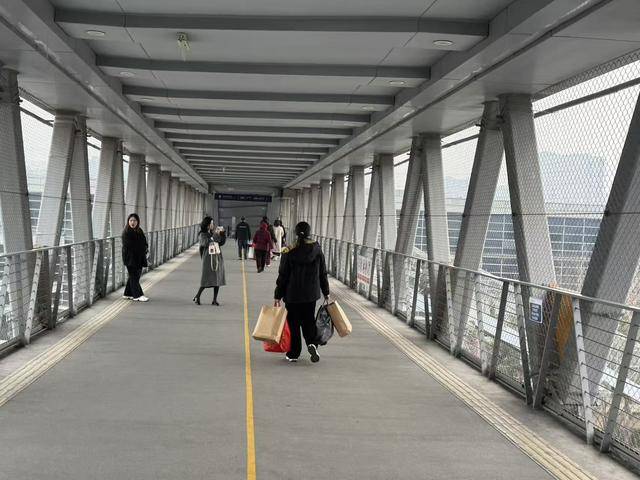 四惠交通枢纽天桥成网红打卡地，提醒：请勿长时间聚集停留